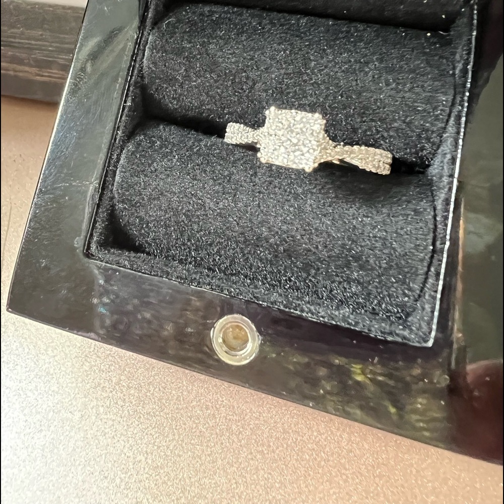New Vera Wang 14K White Gold 1/2 Carrot Diamond Ring - Picture 3 of 7